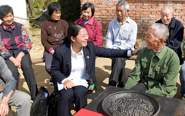 10月27日,十九大代表余静(前左)在金寨县大湾村与村民交流.