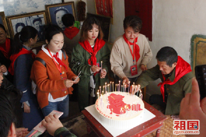 1994年,袁宝莹同志带领张家口市南菜园小学少先队"张思德中队"师生赴